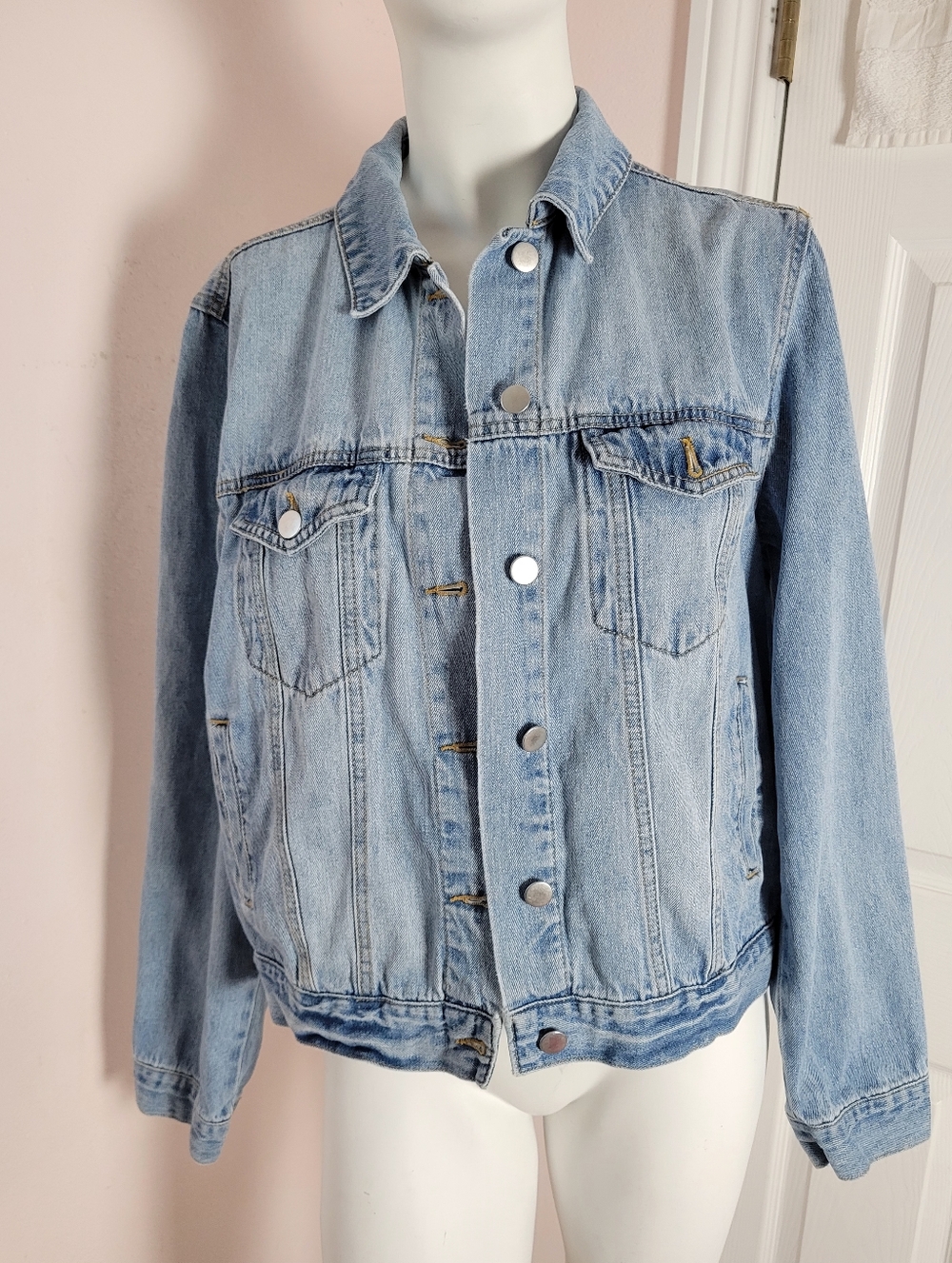 Forever 21 Classic Denim Jacket - Size Large - Light/Medium Wash Blue
